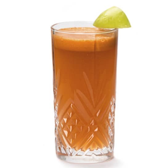 «Витаминный заряд» — коктейль сока яблока и моркови